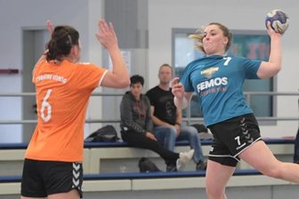 Zwönitzerinnen warten weiter auf ersten Sieg - Sarah Riedel (r.) traf gegen Turbine Leipzig dreimal ins Schwarze - zum Sieg reichte es aber trotzdem nicht.