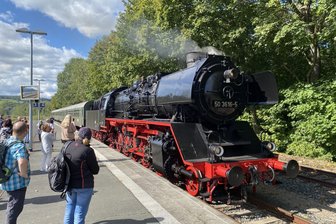 Zwönitztalbahn feiert Jubiläum: Diese Highlights erwarten Besucher am Wochenende im Erzgebirge - Die Dampflok 50 3616 des Vereins Sächsischer Eisenbahnfreunde, die bis 1988 im Güterverkehr auf der Strecke eingesetzt war, zieht einen der Sonderzüge.