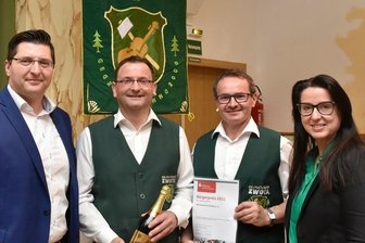 Zwota-Festspiele zum Doppeljubiläum - Oberbürgermeister Thomas Hennig, der Vereinsvorsitzende René Goram, sein Stellvertreter Mario Knoth und Annett Wunderlich, Regionaldirektorin Oberland der Sparkasse Vogtland (von links), mit dem Bürgerpreis 2021.