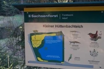 Zwotaer Hüttenbachtal: Neue Route hat erste Fans gefunden - Auch am Kleinen Hüttenbachteich steht eine der neu gestalteten Tafeln des Lehrpfades.