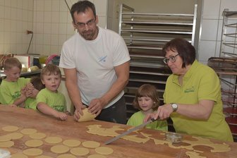 Zwotaer Kindergartenkinder helfen beim Backen der Festtaler fürs Klingenthaler Stadtfest - Mit Hilfe von Frank Behrendt und Antje Sünderhauf ging das Teigkneten und Ausstechen der Festtaler leichter.