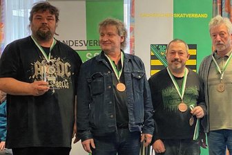 Zwotaer Skatspieler mit Riesenerfolg - Die Mannschaft des Skatclubs Vogtlandwenzel Zwota haben bei den Sächsischen Mannschaftsmeisterschaften die Bronzemedaille errungen.