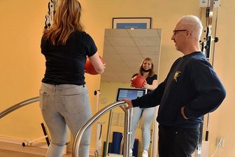 Zwotaer Therapiezentrum am Puls der Zeit - Ausgestattet ist die Einrichtung in Zwota mit modernsten Geräten. Im Foto Julia Schilbach und Axel Bleich an einem Gerät für Stochastische Resonanztherapie.
