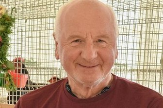 Zwotaer Verein übersteht Durststrecke - Dietmar Meinel, zweifacher Zwotaer Vereinsmeister, mit einem Zwerg-Rhodeländer. 