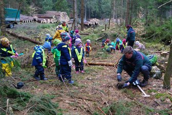 Zwotaer Waldwichtel sind bei sachsenweitem Wettbewerb mit einem Naturprojekt erfolgreich - Paul Pitrock vom Sachsenforst mit Mädchen und Jungen der Zwotaer Waldwichtel-Kita im Glasbachtal.