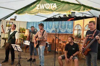 Zwoticher Körbe mit Premiere im Festzelt am Walfischteich - Hochstimmung als René Goram, Rico Schneider, Thomas Kürschner, Daniel Herold und Sandro Kremling (von links) das "Zwote-Lied" anstimmten.