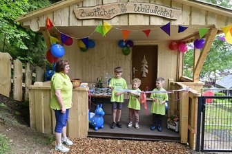 „Zwoticher Waldwichtel“ feiern Einweihung ihres neuen Spielhauses - Einweihung mit Kindern und Kita-Leiterin Antje Sünderhauf.