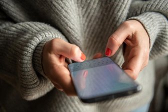 Zyklustracker und Endometriose-Unterstützung: Neue AOK-Apps auf Rezept - 