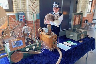 Zylinder, Apparate und lange Röcke : Steampunk-Fest im Industriemuseum schickt Besucher auf Zeitreise - Thomas Unger bastelt ungewöhnliche Apparaturen. Links ist sein Dampfradio zu sehen, rechts die Spieleschatulle, auf der alle Spiele von Nintendo gespielt werden können. Auf dem Fest war er mit seiner Katze auf dem Arm zu sehen.